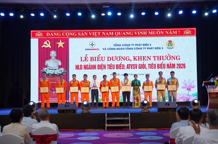 Đồng chí Đinh Thị Thanh Bình - Phó Chủ tịch Công đoàn Điện lực Việt Nam và Ông Lê Văn Danh - Phó Bí thư Đảng ủy, Phó Tổng Giám đốc Tổng Công ty trao giấy khen cho Người lao động ngành Điện tiêu biểu Tổng Công ty năm 2026