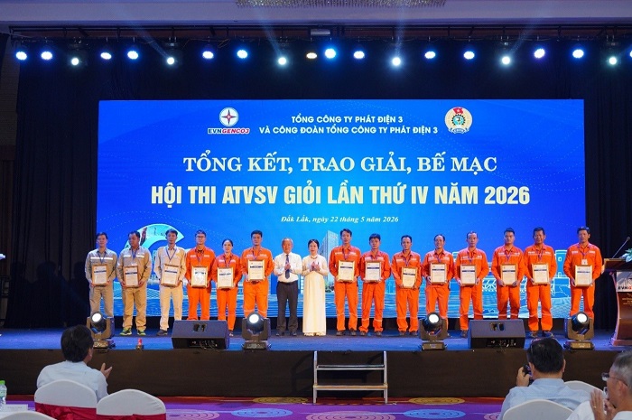 Đại diện Lãnh đạo Tổng Công ty Phát điện 3 trao khen thưởng cho các ATVSV giỏi, tiêu biểu Tổng Công ty năm 2026