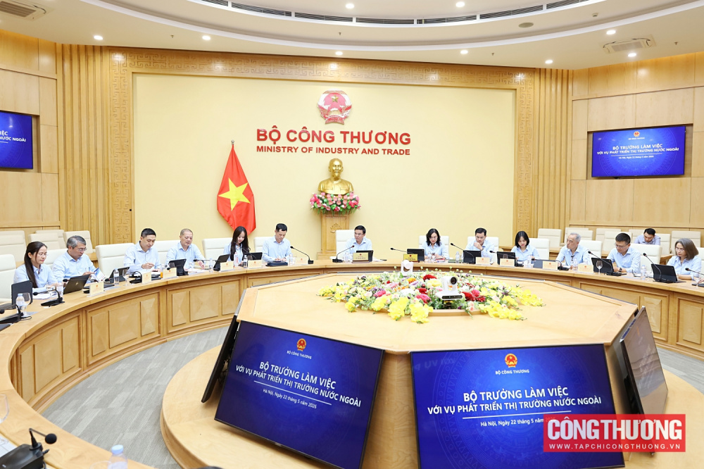 Bộ trưởng Lê Mạnh Hùng làm việc với Vụ Phát triển thị trường nước ngoài