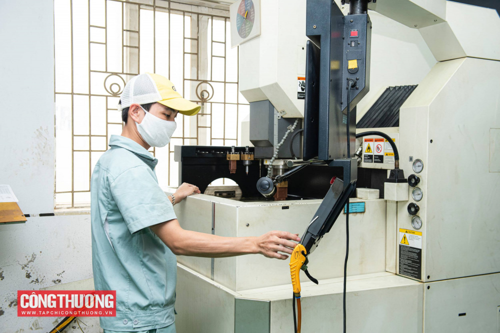 Phát triển công nghiệp hỗ trợ phải gắn liền với đổi mới công nghệ, chuyển đổi số, tiến tới tự lực, tự chủ, tự cường về khoa học công nghệ và phát triển bền vững; đẩy mạnh ứng dụng tự động hóa, công nghệ cao, chuyển đổi số trong sản xuất