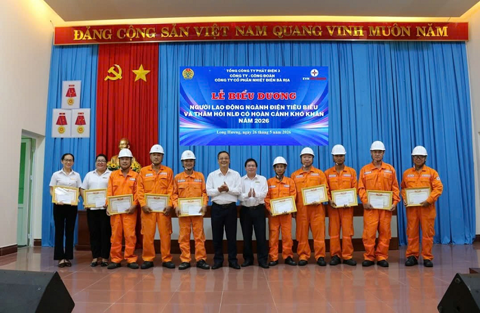 Ông Lê Văn Huy, Tổng Giám đốc và Ông Võ Nhu, Phó TGĐ, Chủ tịch Công đoàn  tuyên dương Người lao động tiêu biểu năm 2026