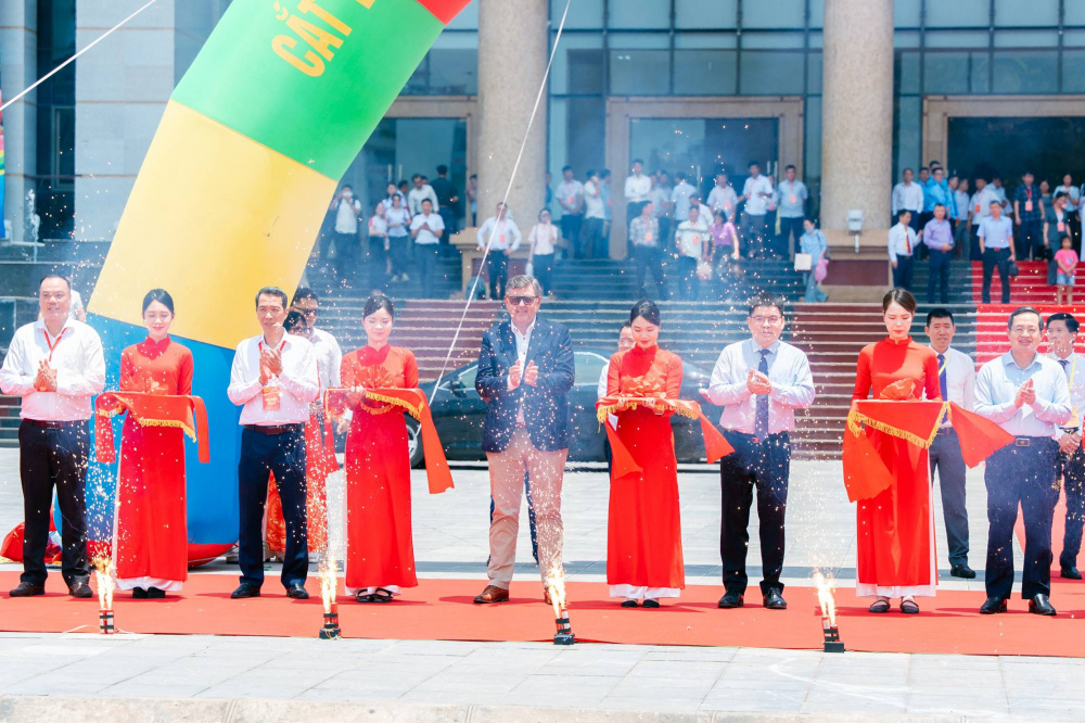 Các đại biểu thực hiện nghi thức cắt băng xuất hành vải thiều vào hệ thống phân phối năm 2026