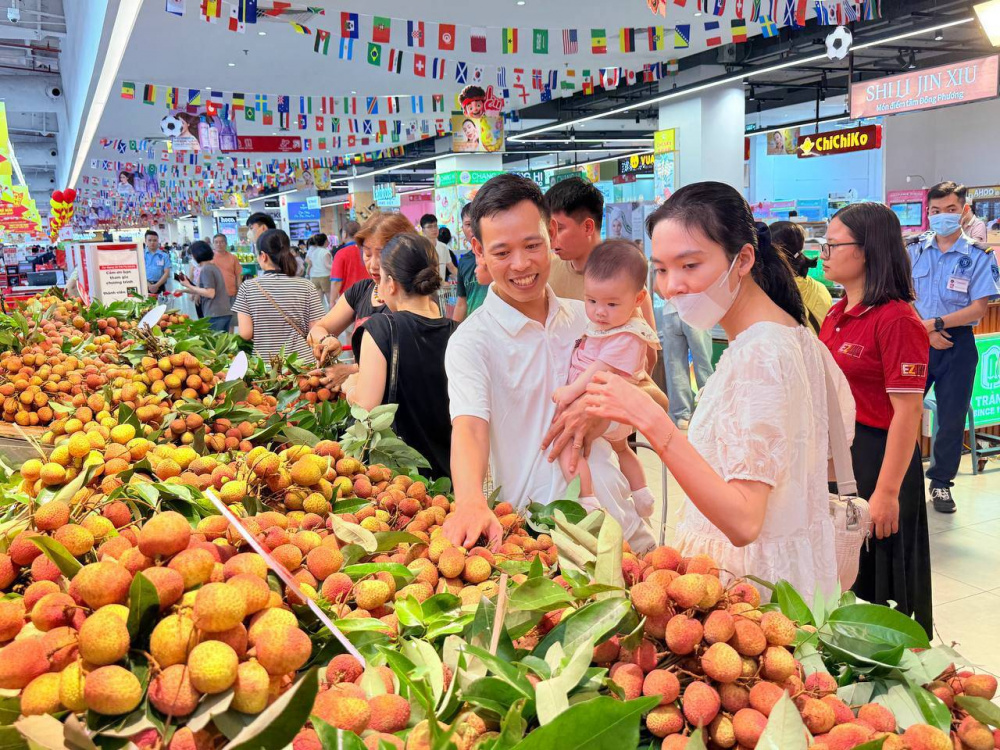 Người tiêu dùng hào hứng mua vải thiều tại siêu thị GO!