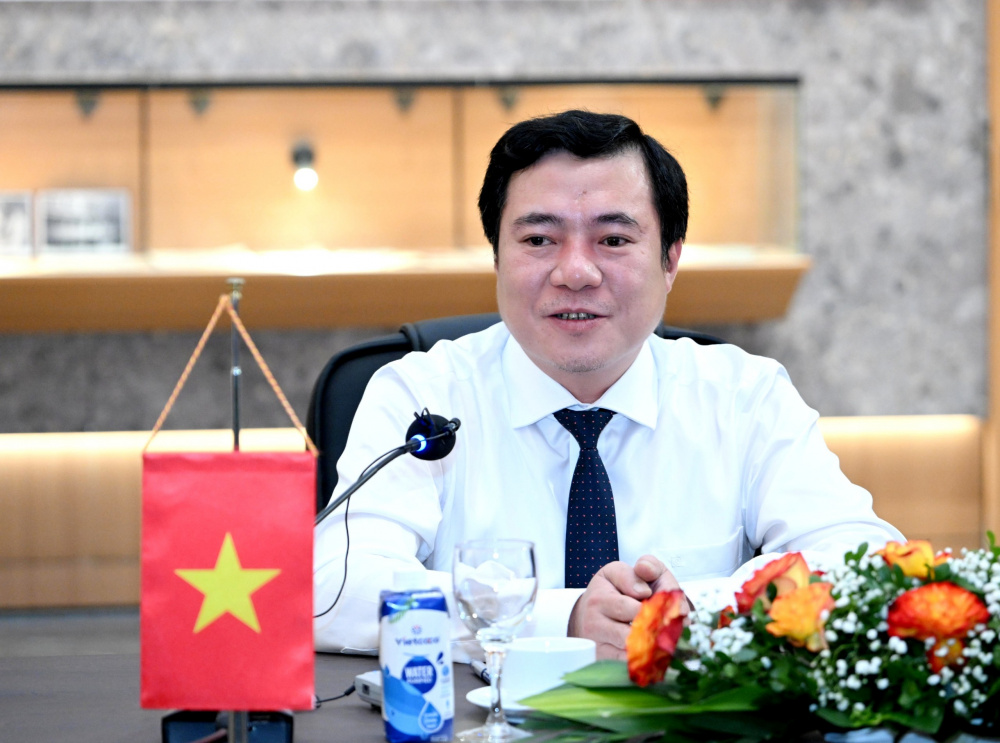 thứ trưởng Tân