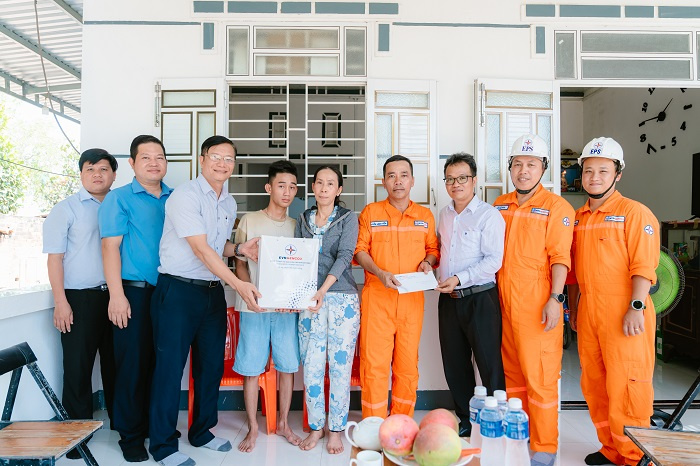 Ban Lãnh đạo, BCH Công đoàn Công ty thăm hỏi gia đình người lao động có hoàn cảnh khó khăn.