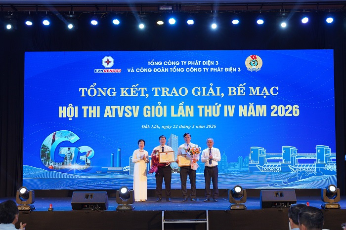 Ông Nguyễn Thanh Hà - Phó Chủ tịch Công đoàn đại diện Công ty EPS nhận giải Nhì tại Hội thi ATVSV giỏi Tổng Công ty Phát điện 3 lần IV năm 2026