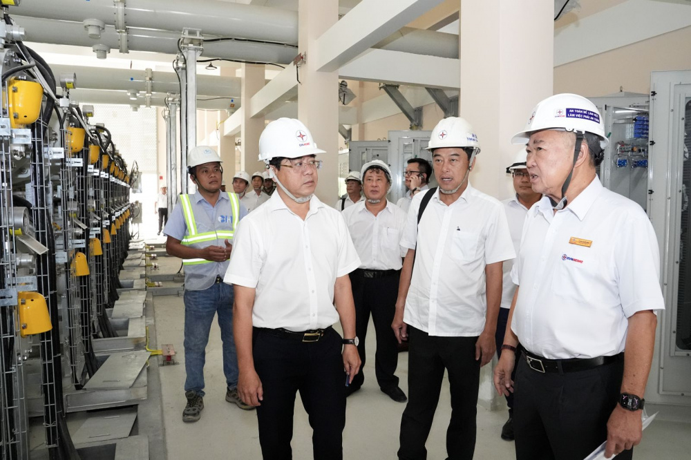 Ông Phạm Quốc Bảo - Chủ tịch HĐTV EVNHCMC (ngoài cùng, bên phải) kiểm tra tiến độ các hạng mục cuối cùng của dự án Trạm 220kV Vĩnh Lộc