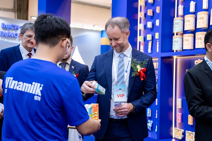 Các hoạt động tương tác đổi quà diễn ra xuyên suốt, thu hút sự quan tâm của nhiều khách tham quan (Ảnh: Duy Cường).
