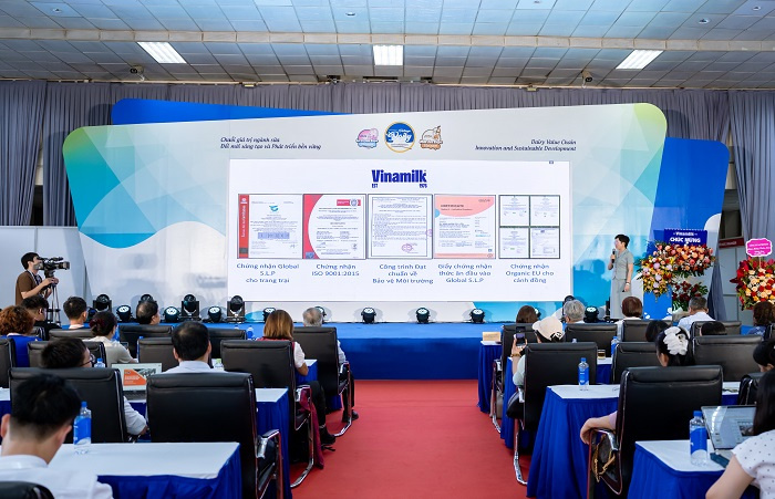  Bà Nguyễn Thị Nga - Trưởng bộ phận Quản lý nguồn sữa tươi nguyên liệu Vinamilk chia sẻ về chuyển đổi xanh trong chăn nuôi bò sữa (Ảnh: Duy Cường).