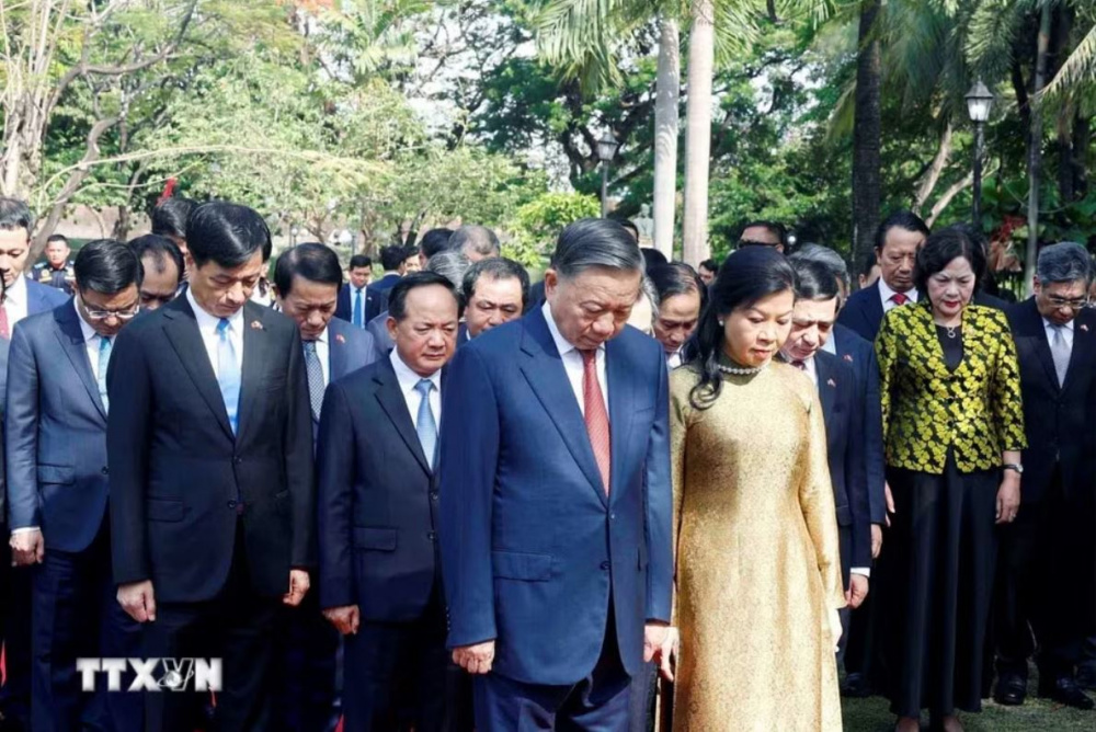 tưởng niệm Bác Hồ