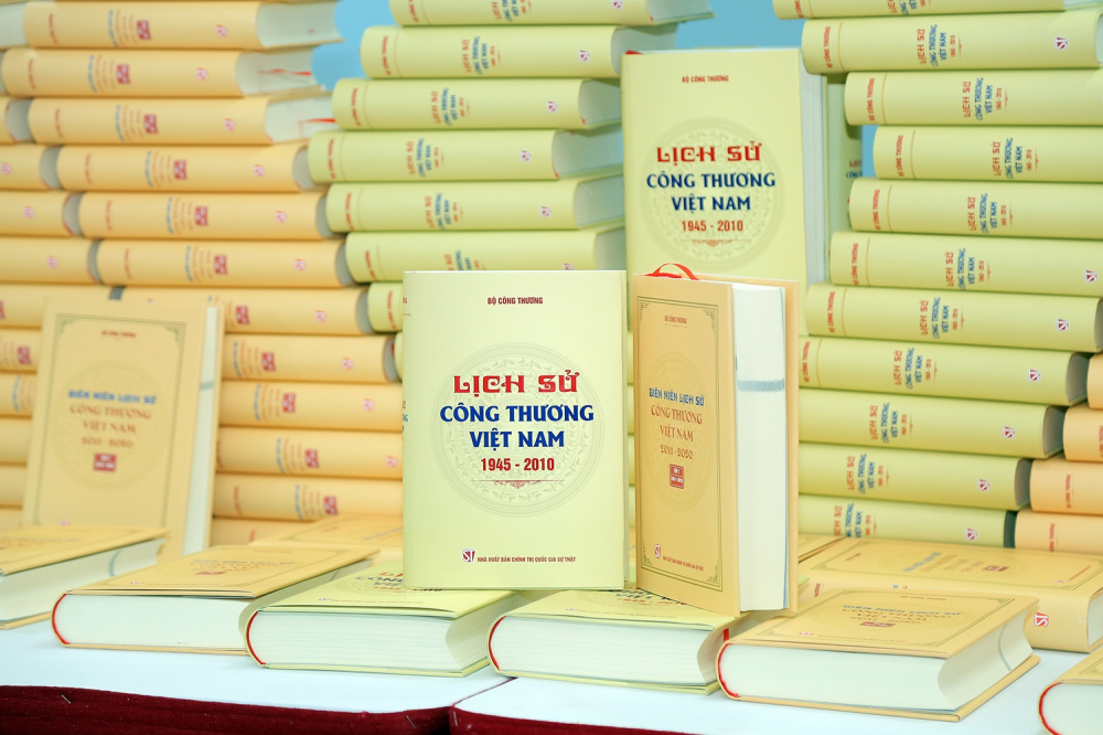 Lịch sử Công Thương Việt Nam (1945 - 2010) là một phần trong Bộ sách Lịch sử ngành Công Thương, cùng với 2 tập Biên niên sử Công Thương Việt Nam 2011 - 2020, tập 1 (2011 - 2015) và Biên niên sử Công Thương Việt Nam 2011 - 2020, tập 2 (2016 - 2020).