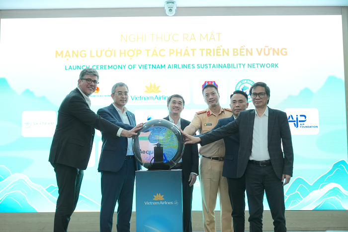 Các lãnh đạo thực hiện nghi thức chạm tay vào quả cầu, chính thức ra mắt “Liên minh Xanh – Phát triển bền vững” - VNA