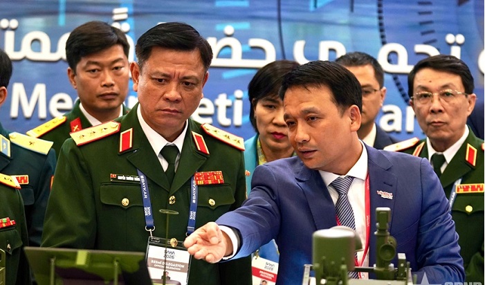 Đoàn đại biểu cấp cao Bộ Quốc phòng Việt Nam do Thượng tướng Nguyễn Trường Thắng, Ủy viên Trung ương Đảng, Ủy viên Thường vụ Quân ủy Trung ương, Thứ trưởng Bộ Quốc phòng dẫn đầu tham quan gian hàng Viettel.