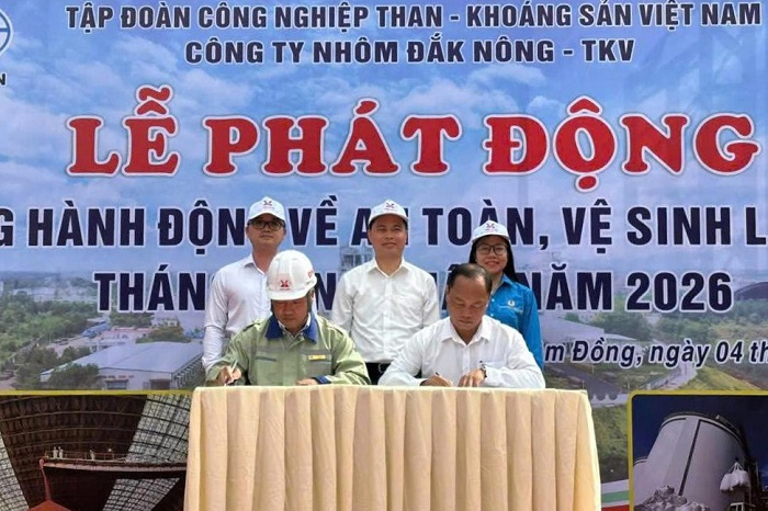 Đại diện các phân xưởng ký cam kết thi đua với Công ty Nhôm Đắk Nông - TKV