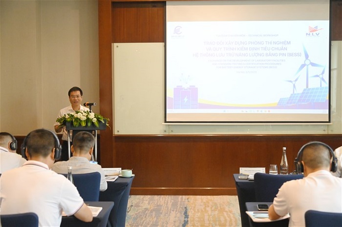 PGS.TS Nguyễn Lê Cường -  Phó Hiệu trưởng Trường Đại học Điện lực phát biểu tại tọa đàm.