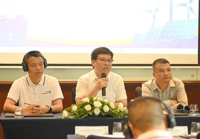đại biểu trình bày tham luận tại Tọa đàm