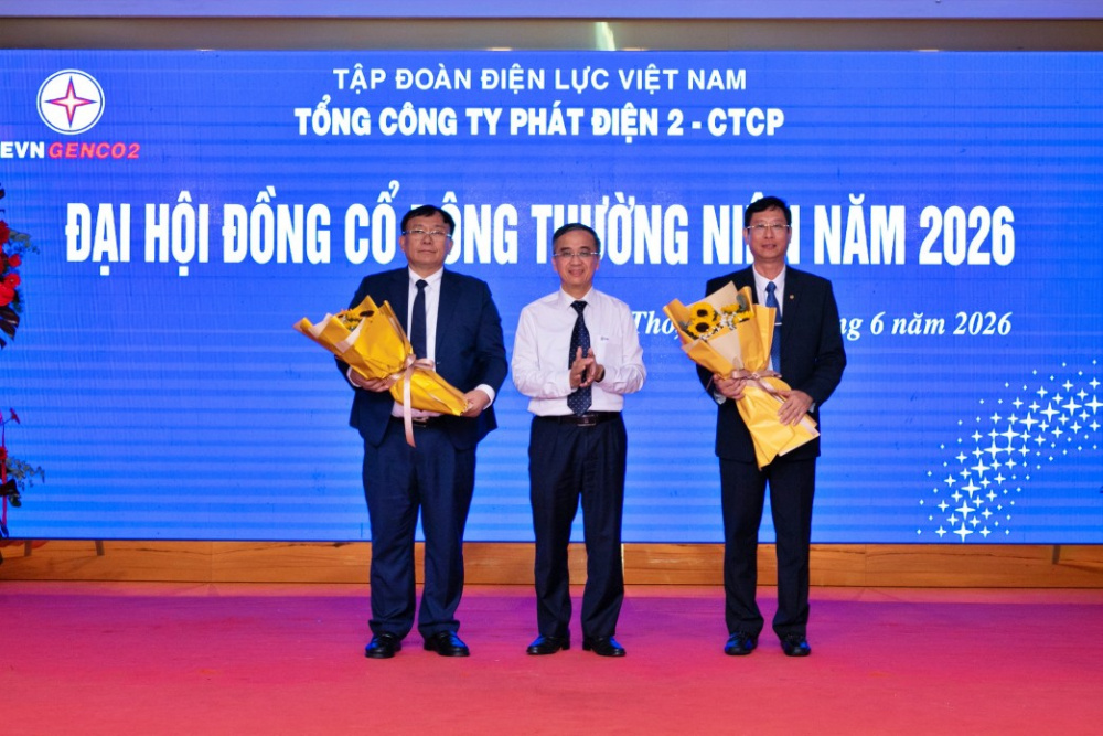 tặng hoa thành viên HĐQT Tổng công ty Phát điện 2