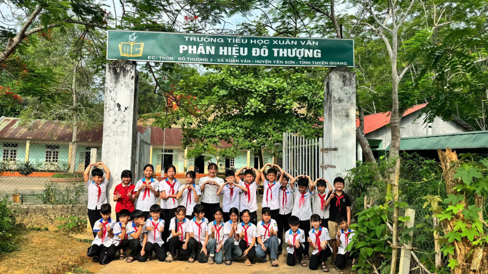 Công đoàn và Chi đoàn Thanh niên Tạp chí Công Thương phát động Chương trình “Niềm vui cho em” năm 2026, kêu gọi các tập thể, cá nhân chung tay hỗ trợ trang bị máy tính cho học sinh Trường Tiểu học Xuân Vân, xã Xuân Vân, tỉnh Tuyên Quang.