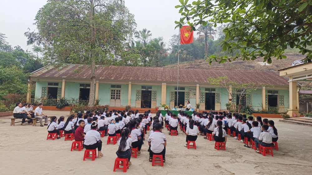 hằng tuần, học sinh của hai phân hiệu An Lạc và Đô Thượng phải di chuyển quãng đường khoảng 3 km, qua sông để đến điểm trường chính học môn Tin học