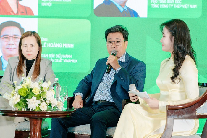  Ông Lê Hoàng Minh - Giám đốc điều hành Sản xuất kiêm Trưởng dự án Net Zero của Vinamilk - chia sẻ tại Diễn đàn quốc gia về Môi trường và Khí hậu 2026 (Ảnh: VN).