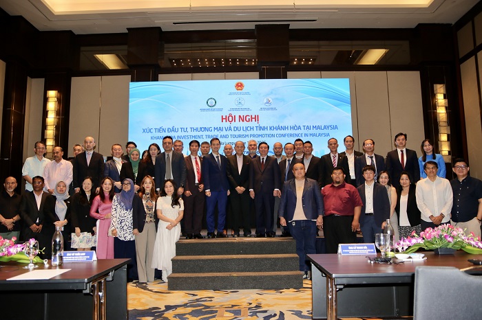 Các đại biểu tham quan gian hàng của Công ty TNHH Nhà nước Một thành viên Yến sào Khánh Hòa tại hội nghị.