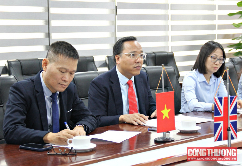 Thứ trưởng Nguyễn Hoàng Long tiếp và làm việc với đặc phái viên thương mại Vương Quốc Anh