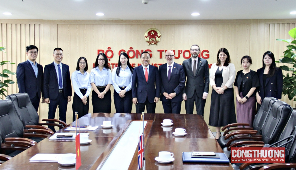 Thứ trưởng Nguyễn Hoàng Long tiếp và làm việc với đặc phái viên thương mại Vương Quốc Anh