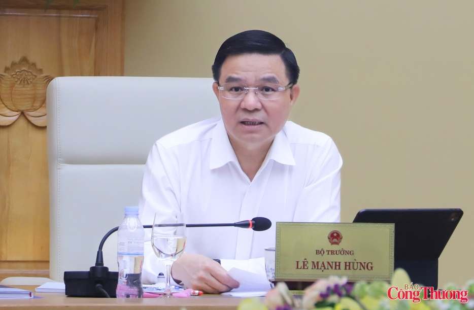 Bộ trưởng Lê Mạnh Hùng làm việc với Cục Phòng vệ thương mại và Ủy ban Cạnh tranh Quốc gia