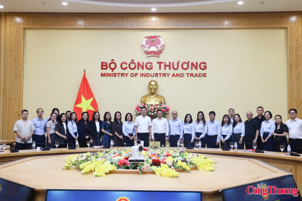 Bộ trưởng Lê Mạnh Hùng làm việc với Cục Phòng vệ thương mại và Ủy ban Cạnh tranh Quốc gia