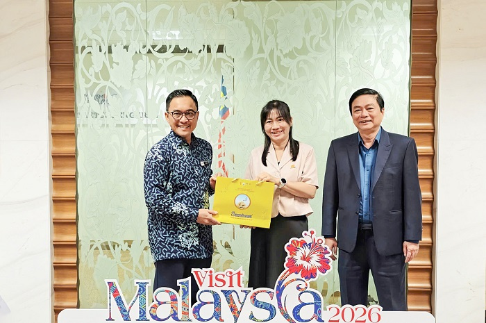 đại diện Công ty đã trao tặng những phần quà yến sào Khánh Hòa cao cấp đến ông Wizani Bin Rosmin - Phó Cục trưởng Cục Xúc tiến Du lịch Malaysia.