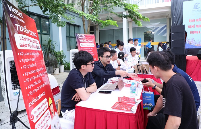 Các bạn sinh viên tham gia ngày hội tuyển dụng