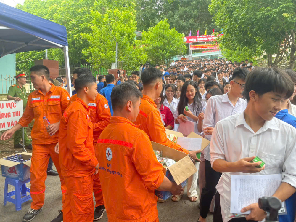 Tiếp sức mùa thi: Tuổi trẻ Thủy điện Sơn La đồng hành sĩ tử