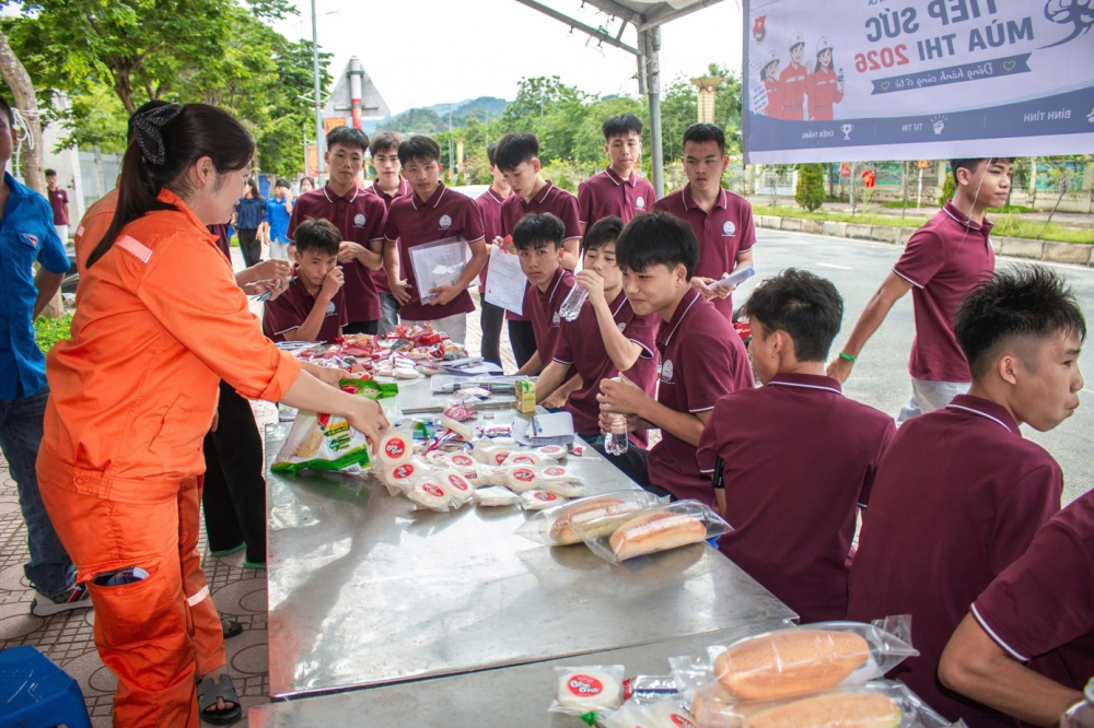 Tuổi trẻ Thủy điện Sơn La đồng hành cùng sĩ tử