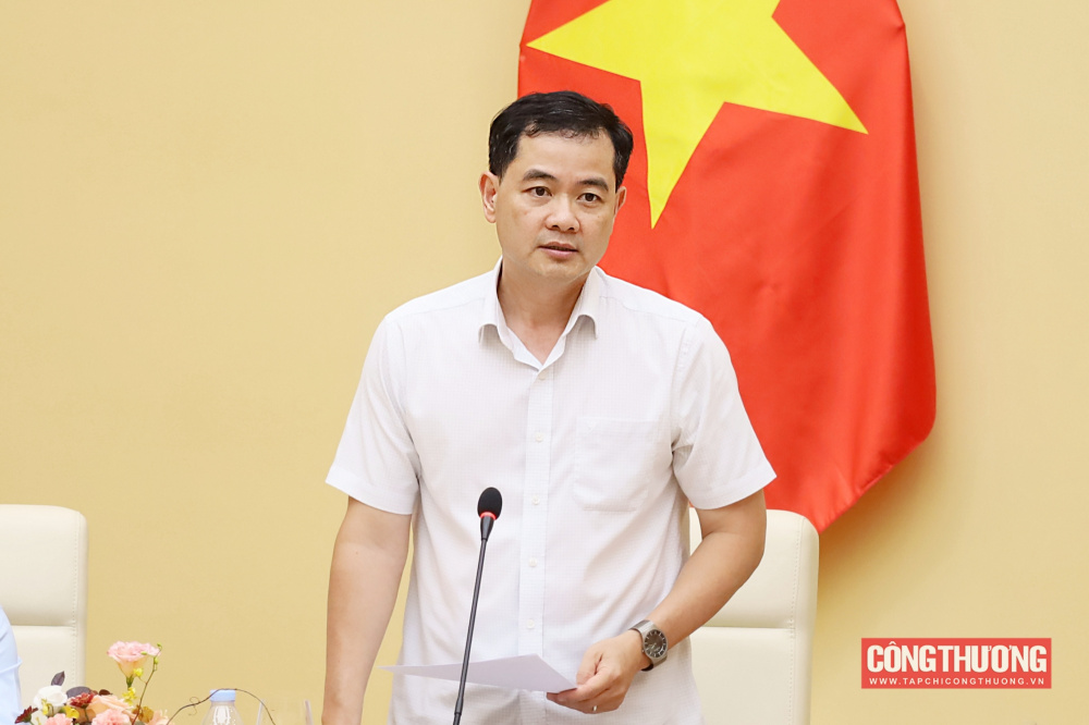 Vụ trưởng Vụ Kế hoạch, Tài chính và Quản lý doanh nghiệp Bùi Huy Sơn thông tin tại cuộc gặp mặt