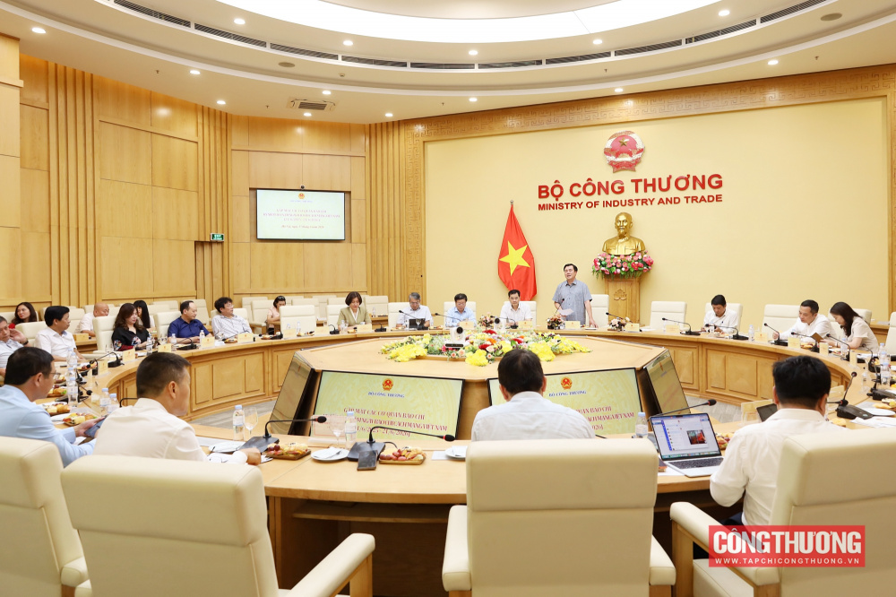 Thứ trưởng Bộ Công Thương Nguyễn Sinh Nhật Tân chủ trì buổi gặp mặt lãnh đạo các cơ quan báo chí