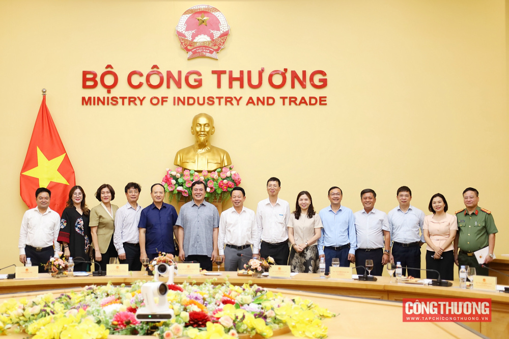 Thứ trưởng Nguyễn Sinh Nhật Tân và các đồng chí lãnh đạo các cơ quan báo chí chụp ảnh lưu niệm tại cuộc gặp mặt