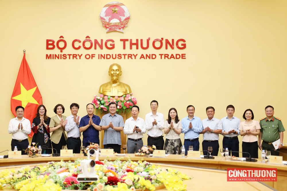 Thứ trưởng Nguyễn Sinh Nhật Tân và các đồng chí lãnh đạo các cơ quan báo chí chụp ảnh lưu niệm tại cuộc gặp mặt