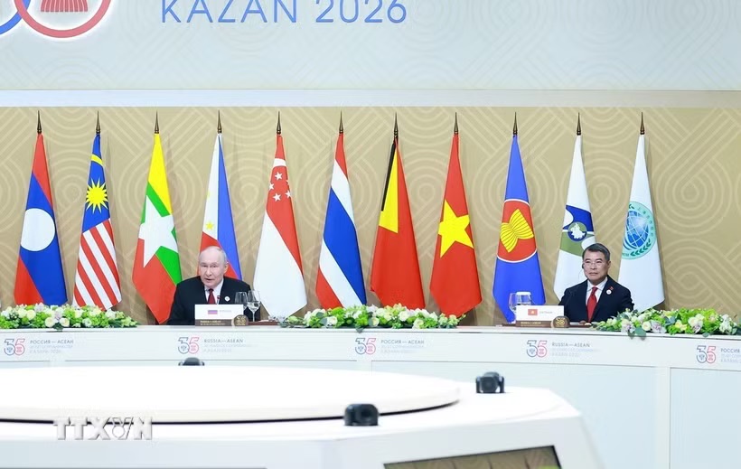 Tổng thống Nga Vladimir Putin và Thủ tướng Lê Minh Hưng cùng Trưởng đoàn các nước tham dự Hội nghị Cấp cao Kỷ niệm 35 năm quan hệ ASEAN-Nga làm việc về hội nhập Á-Âu. (Ảnh: Dương Giang/TTXVN)