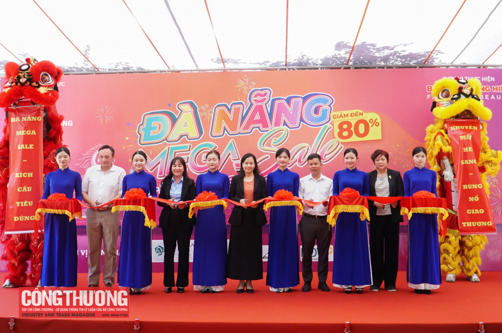 Các đại biểu thực hiện nghi thức cắt băng khai mạc ngày hội khuyến mại hàng hiệu Đà Nẵng. 