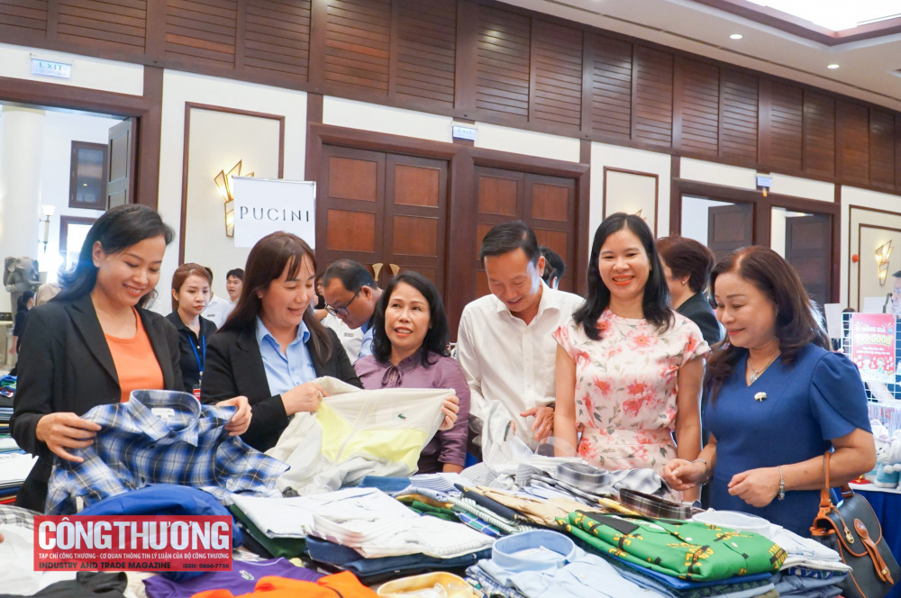 Ngày hội có 120 gian hàng sản phẩm của 300 thương hiệu hàng hóa chính hãng được bày bán giảm giá.