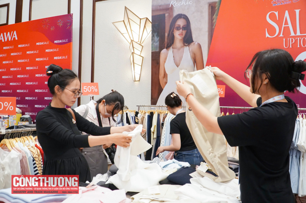 Ngày hội có 120 gian hàng sản phẩm của 300 thương hiệu hàng hóa chính hãng được bày bán giảm giá.