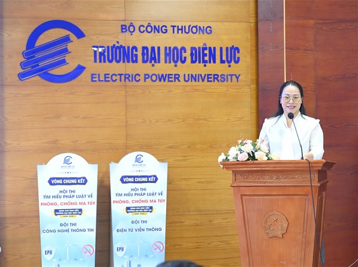 TS. Phùng Thị Xuân Bình - Trưởng phòng Công tác sinh viên phát biểu tại hội thi.