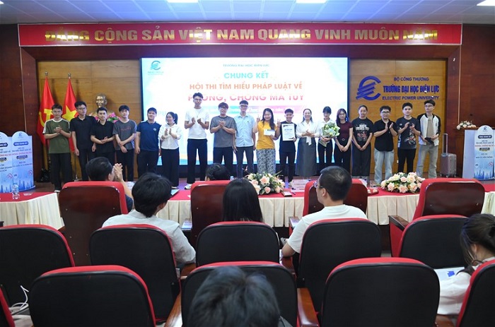 Ban tổ chức trao các giải: Nhất - Nhì - Ba - Khuyến khích - Sáng tạo - Triển vọng cho các đội thi.