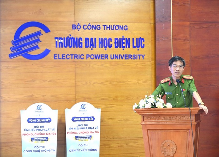 Ông Đỗ Huy Đông - Tổ Phó Tổ Phòng Chống Tội Phạm CA Phường Nghĩa Đô tuyên truyền về phòng chống ma túy tới sinh viên Trường Đại học Điện lực.