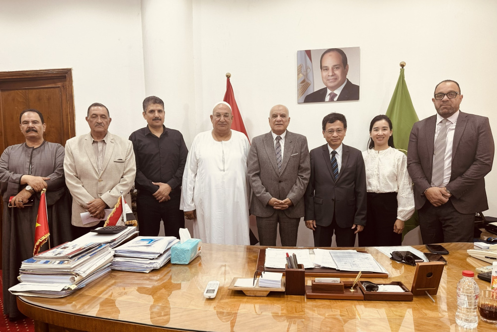 Ban lãnh đạo Phòng Thương mại Ismailia chụp ảnh lưu niệm với đại diện Thương vụ Đại sứ quán Việt Nam tại Ai Cập