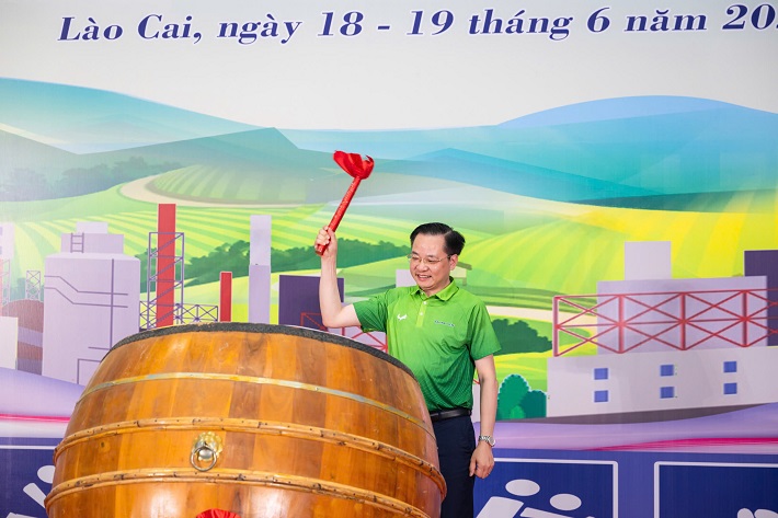 Description: ông Tú