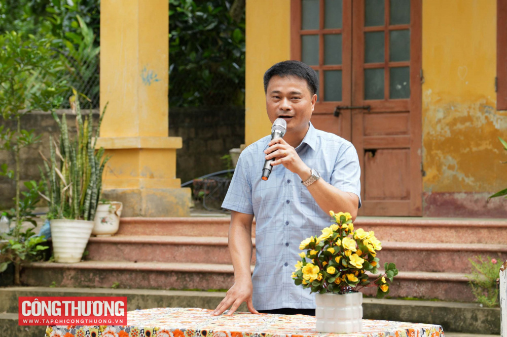 ông Hà Xuân Tiệp - Phó chủ tịch UBND xã Xuân Vân gửi lời cảm ơn trân trọng đến tập thể Tạp chí Công Thương, quý bạn đọc cùng các nhà hảo tâm đã dành những tình cảm tốt đẹp và sự hỗ trợ quý báu cho địa phương và nhà trường