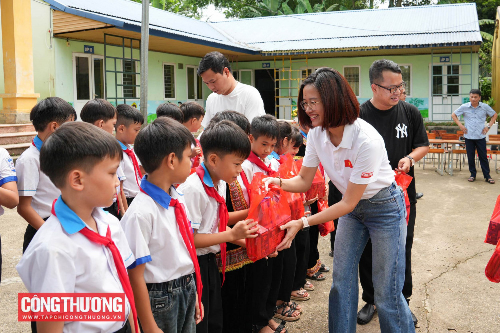 Trong khuôn khổ buổi lễ, các cán bộ, viên chức và người lao động trong Tạp chí Công Thương đã trao tặng những món quà đến các em học sinh tại phân hiệu An Lạc, Trường Tiểu học Xuân Vân, xã Xuân Vân, tỉnh Tuyên Quang.