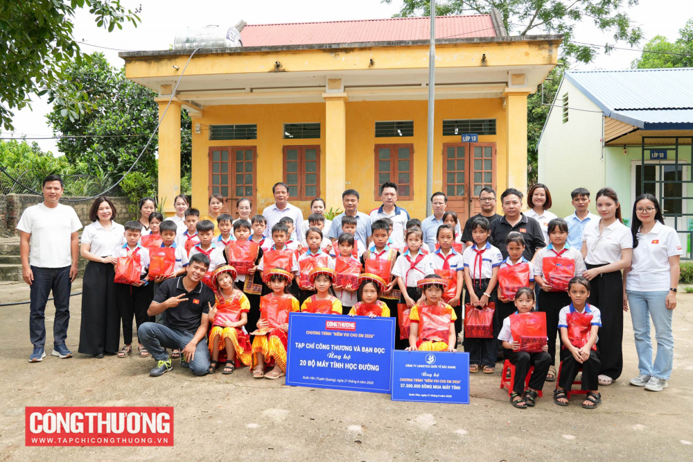 Trong khuôn khổ buổi lễ, các cán bộ, viên chức và người lao động trong Tạp chí Công Thương đã trao tặng những món quà đến các em học sinh tại phân hiệu An Lạc, Trường Tiểu học Xuân Vân, xã Xuân Vân, tỉnh Tuyên Quang.