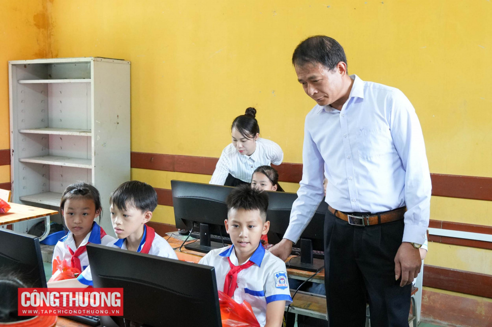 Tạp chí Công Thương và bạn đọc trao tặng 20 bộ máy tính trị giá 211.000.000 đồng cho các em học sinh tại tỉnh Tuyên Quang